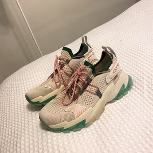 Amazon brand. Size 9. Bought for $50. Wore once.